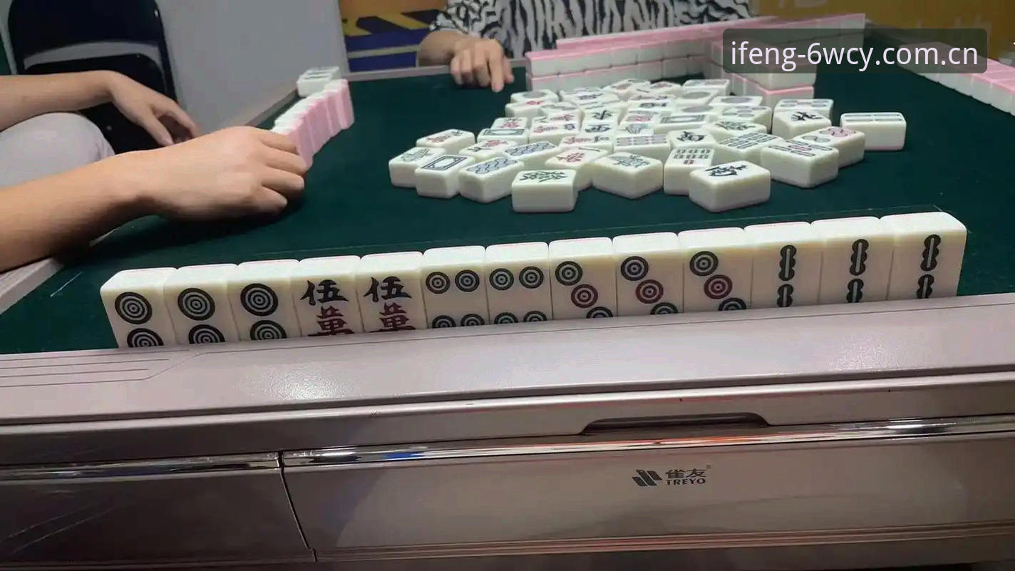 凤凰体育棋牌替代站 大鹏第一次跟我聊起棋牌网站时,正在一家奶茶店等我。他手机屏幕上同时开着四个网页,每个页面都是不同平台的首页,布局、色调、功能按钮都差不多。他抬头看我一眼,语气里带着一点无奈: